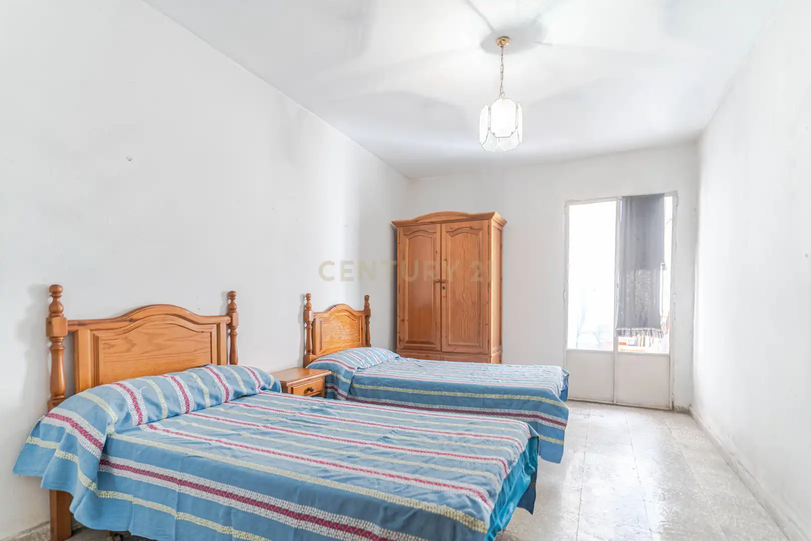 Dormitori de Apartament en venda en Granada amb Balcó