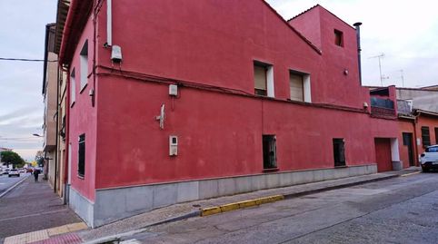 Cerca de las Escuelas.