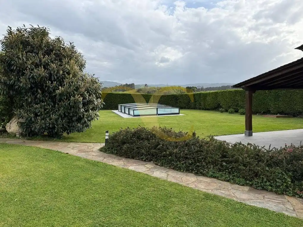 Piscina de Casa o xalet en venda en Tapia de Casariego amb Calefacció, Jardí privat i Terrassa