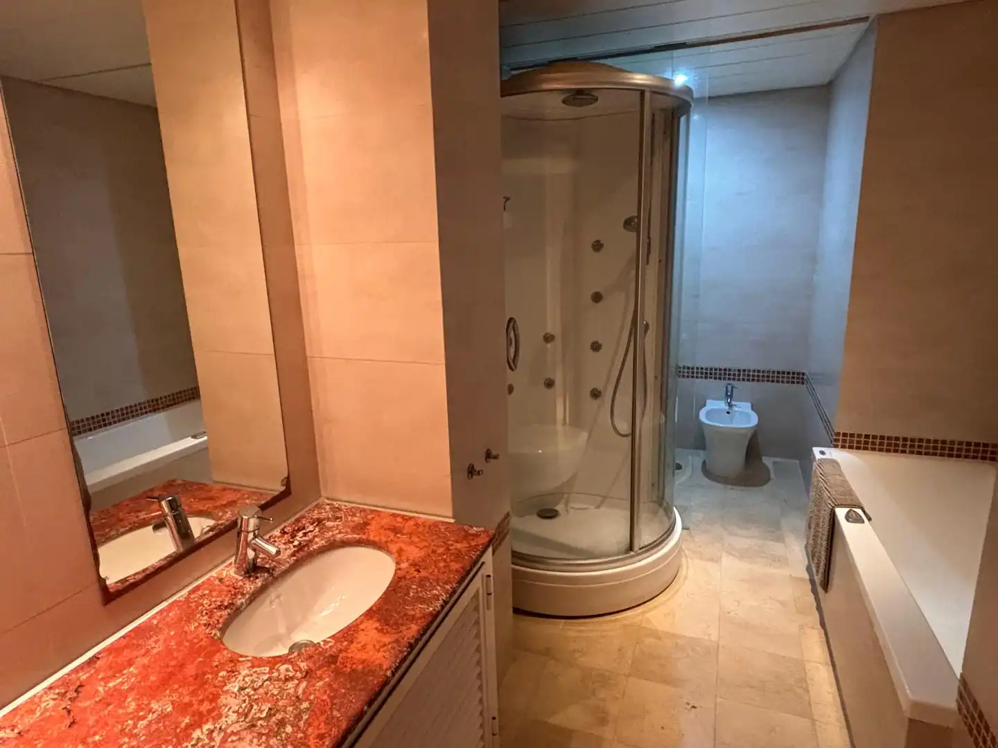 Badezimmer von Wohnung zum Verkauf in Sotogrande mit Klimaanlage, Heizung und Privatgarten