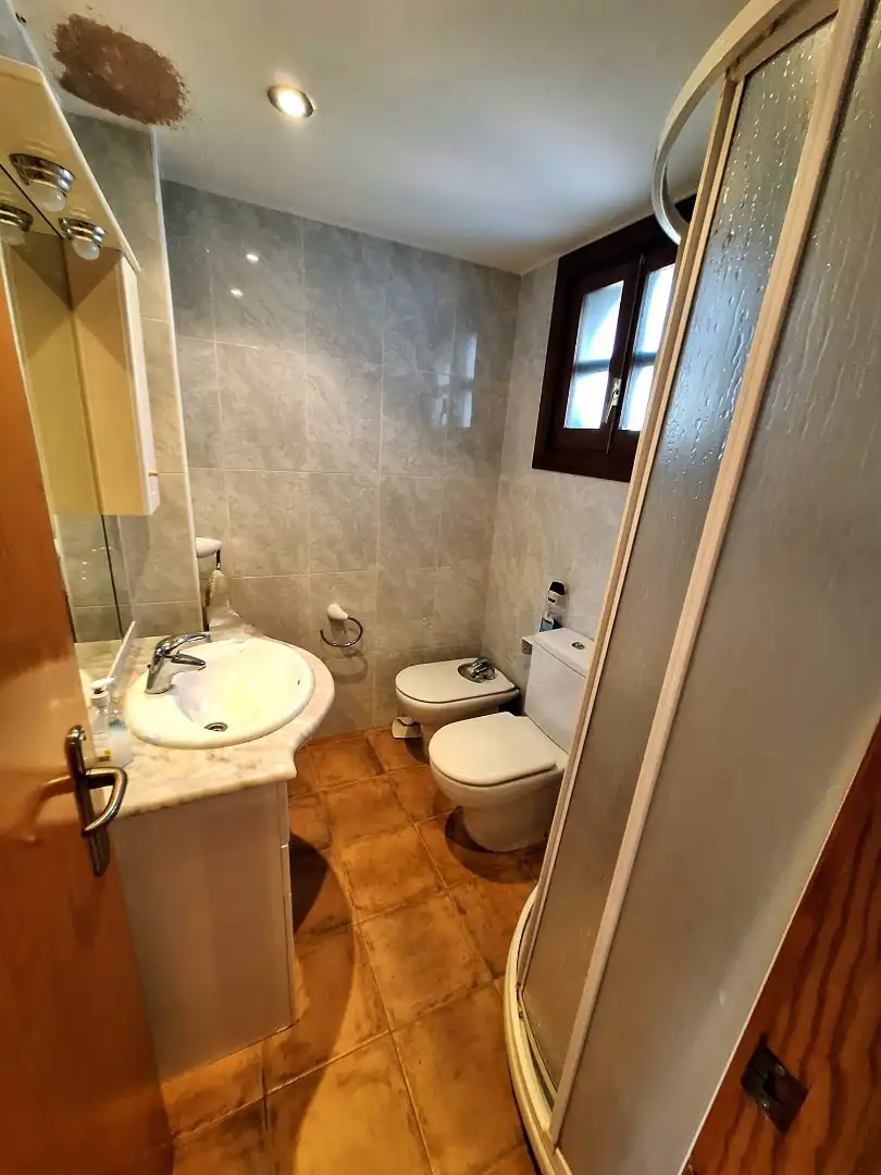 Baño de Casa adosada en venta en Benicasim / Benicàssim con Terraza, Amueblado y Balcón