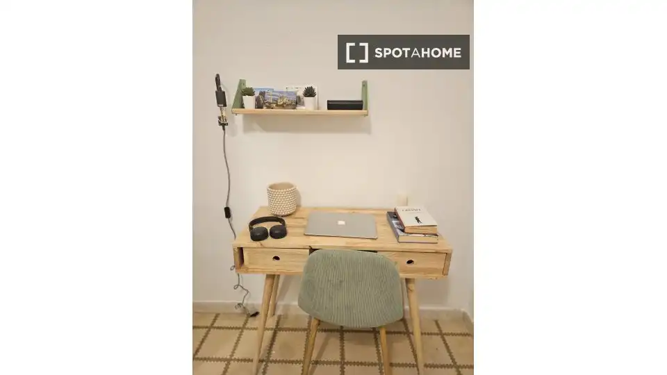 Bedroom of Flat for share in Barcelona  with Air Conditioner, Heating and Furnished