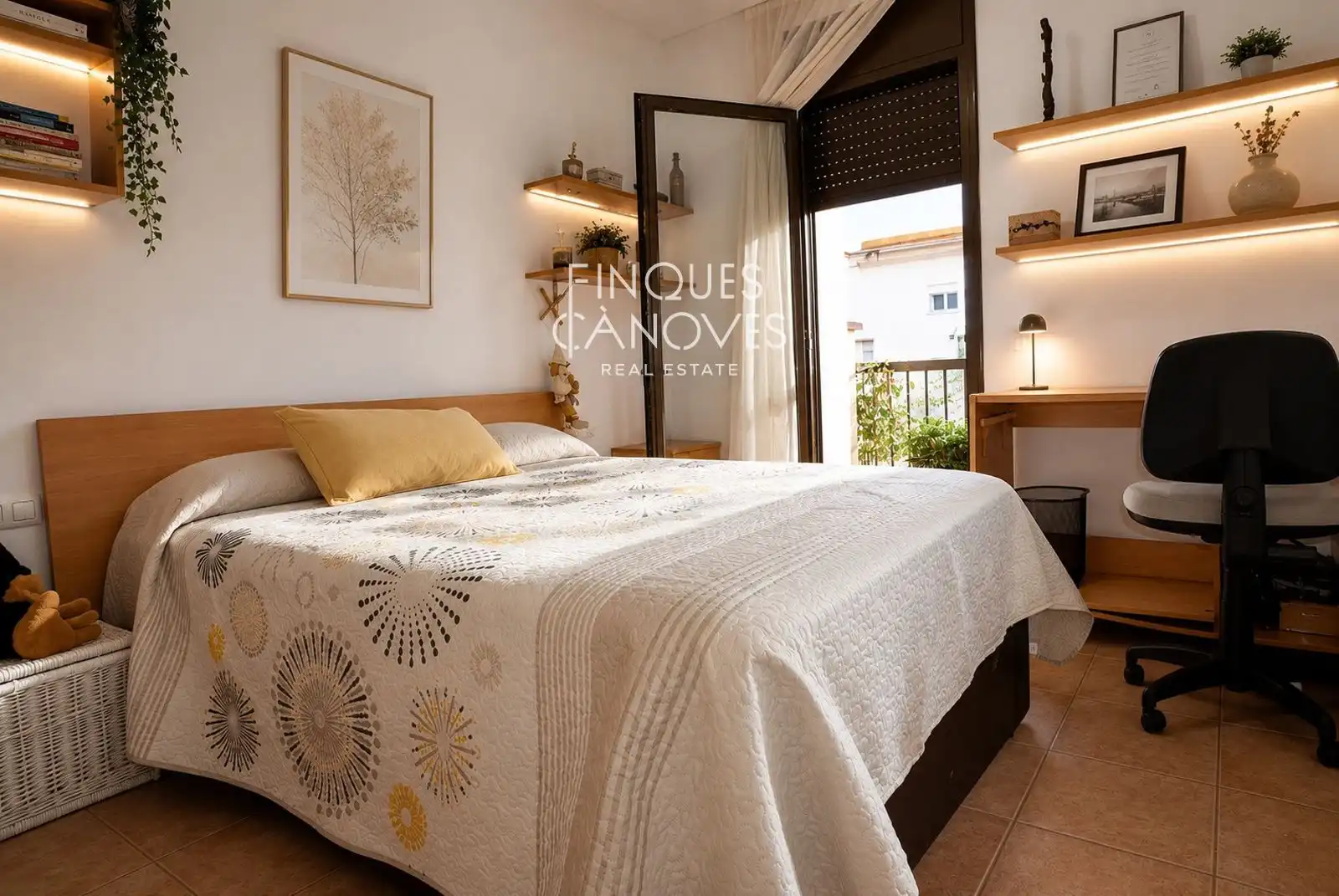 Schlafzimmer von Einfamilien-Reihenhaus zum Verkauf in Salt mit Heizung, Terrasse und Abstellraum