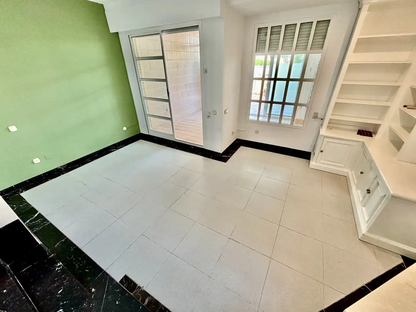 Einfamilien-Reihenhaus zum Verkauf in Alicante / Alacant mit Klimaanlage, Privatgarten und Terrasse