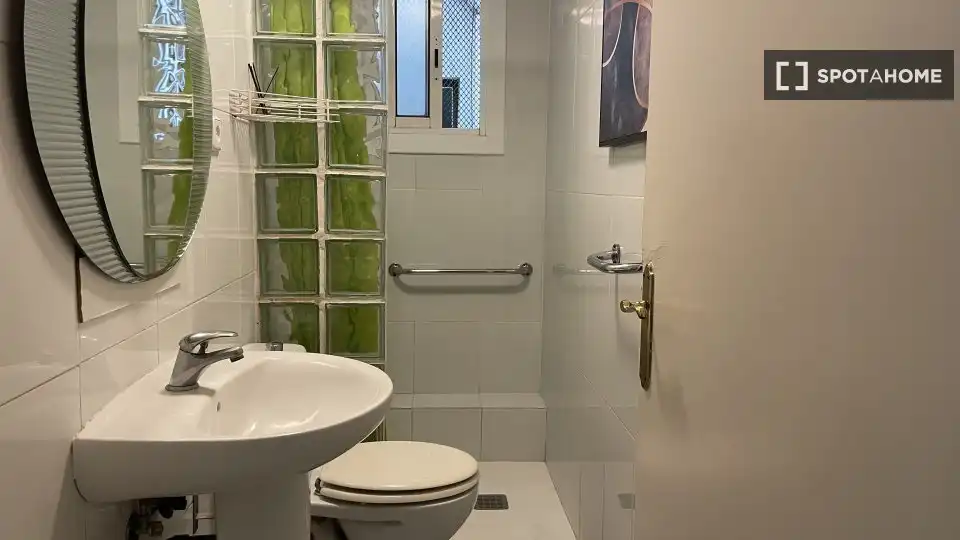 Bany de Pis de lloguer en Barcelona amb Aire condicionat, Calefacció i Moblat