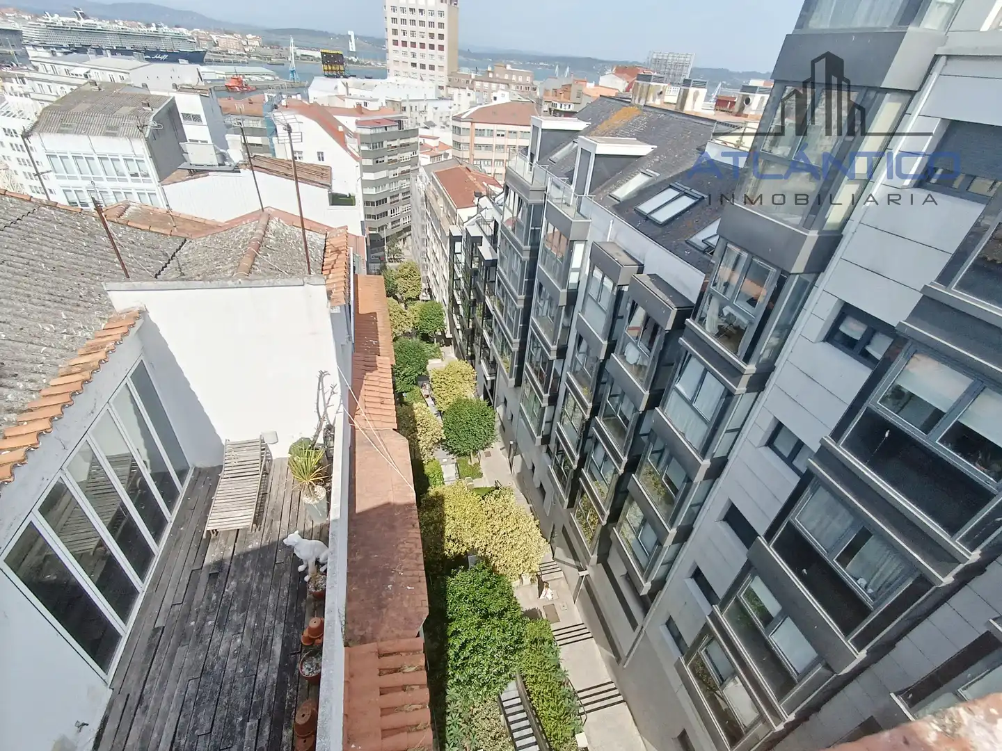 Vista exterior de Àtic en venda en A Coruña Capital  amb Calefacció, Terrassa i Moblat