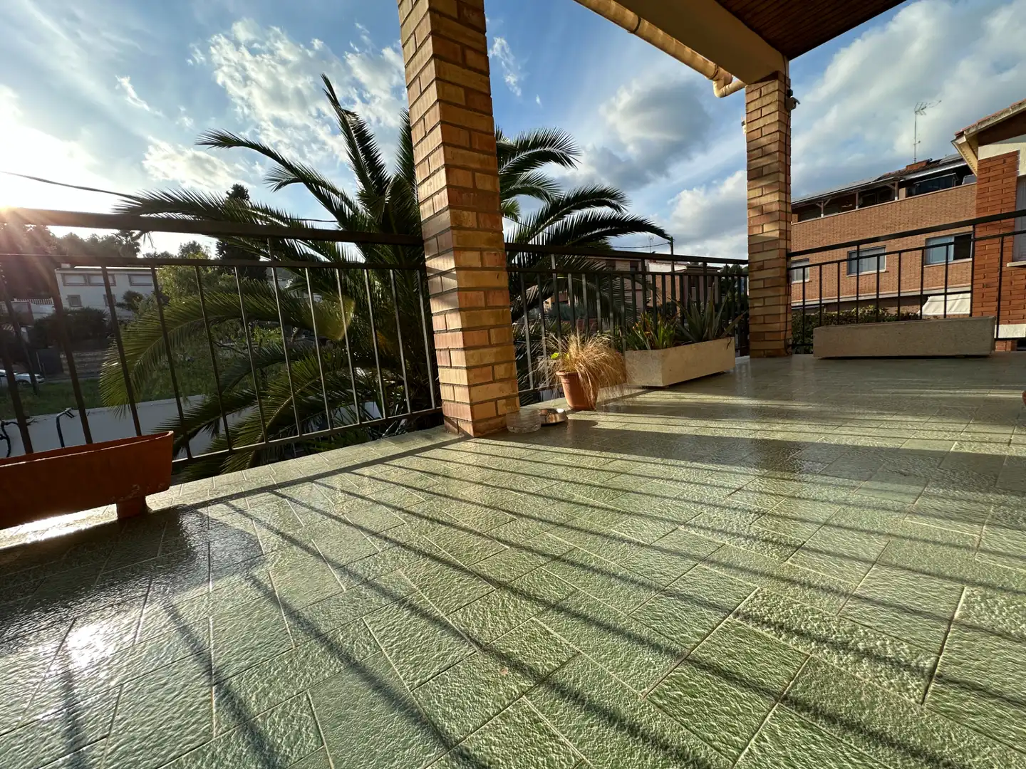 Terrasse von Einfamilien-Reihenhaus zum Verkauf in Pallejà mit Klimaanlage, Heizung und Privatgarten