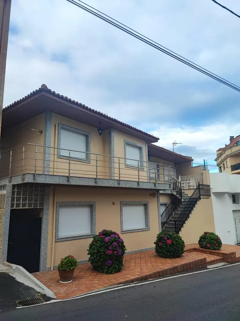 Vista exterior de Casa adosada en venda en Boiro amb Terrassa, Moblat i Balcó