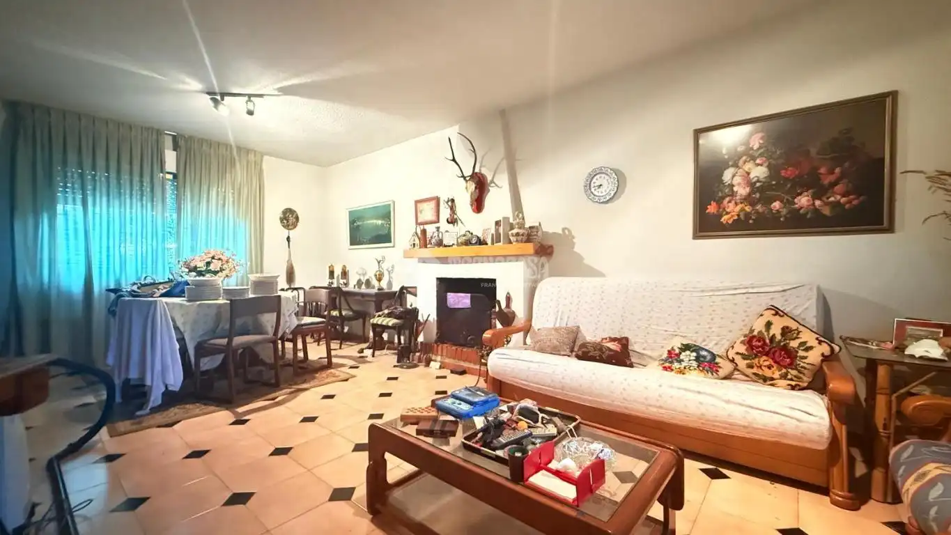 Sala de estar de Casa adosada en venta en Camarena con Calefacción, Trastero y Piscina comunitaria