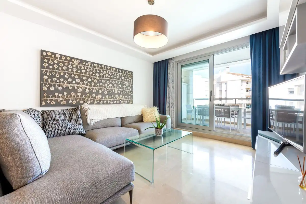 Sala d'estar de Apartament en venda en Marbella amb Aire condicionat, Terrassa i Piscina comunitària