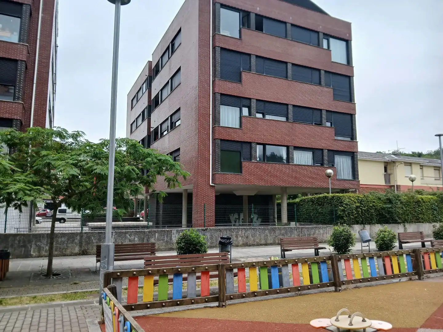Vista exterior de Piso en venta en Medio Cudeyo con Calefacción, Parquet y Balcón