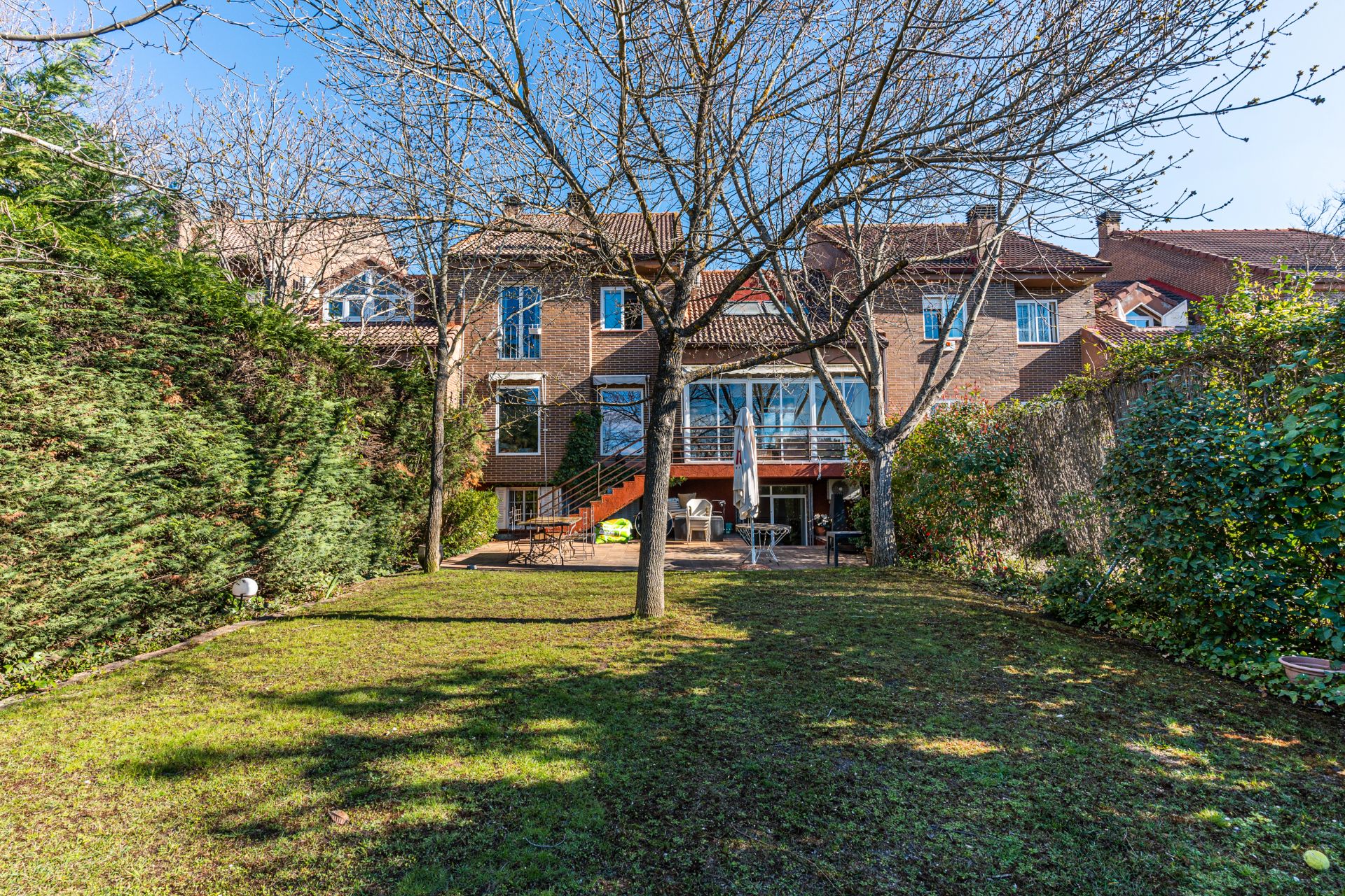 Vista exterior de Casa adosada en venta en Las Rozas de Madrid con Aire acondicionado, Calefacción y Jardín privado