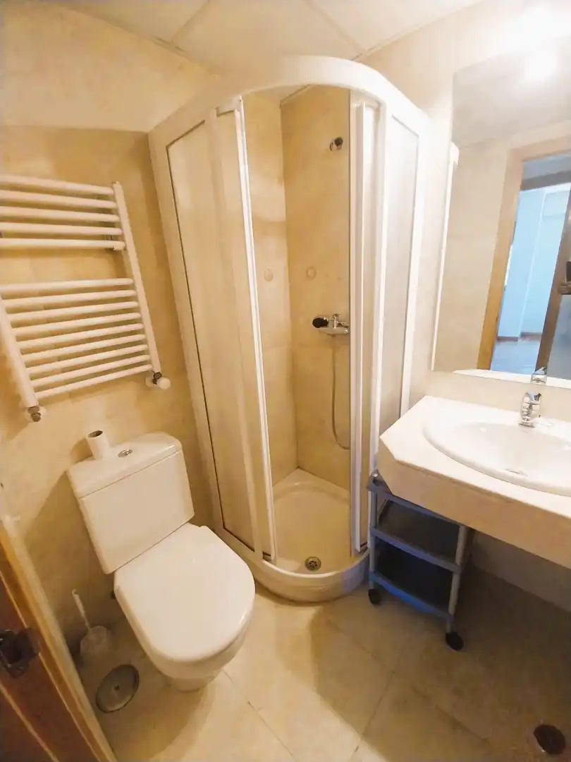 Badezimmer von Wohnung zur Miete in Madrid mit Klimaanlage, Heizung und Parkett