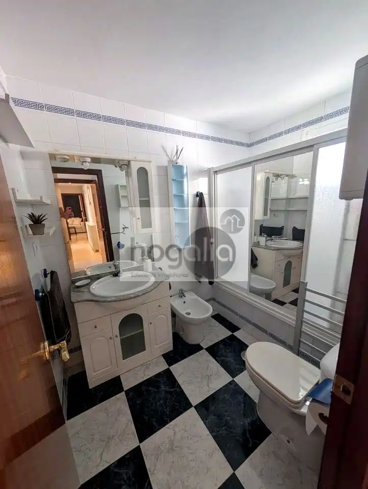Bathroom of Flat for rent in Sevilla  with Air Conditioner, Terrace and Swimming Pool