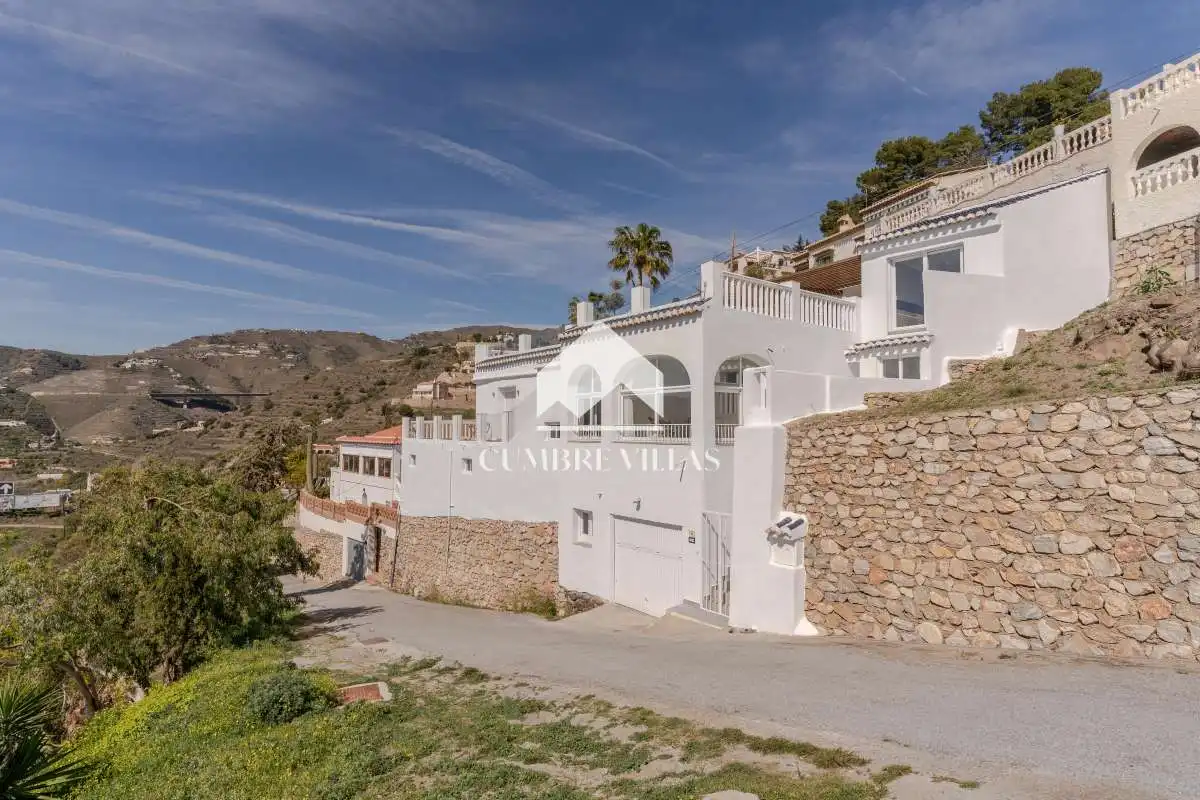 Vista exterior de Casa o xalet en venda en Almuñécar amb Terrassa, Traster i Internet