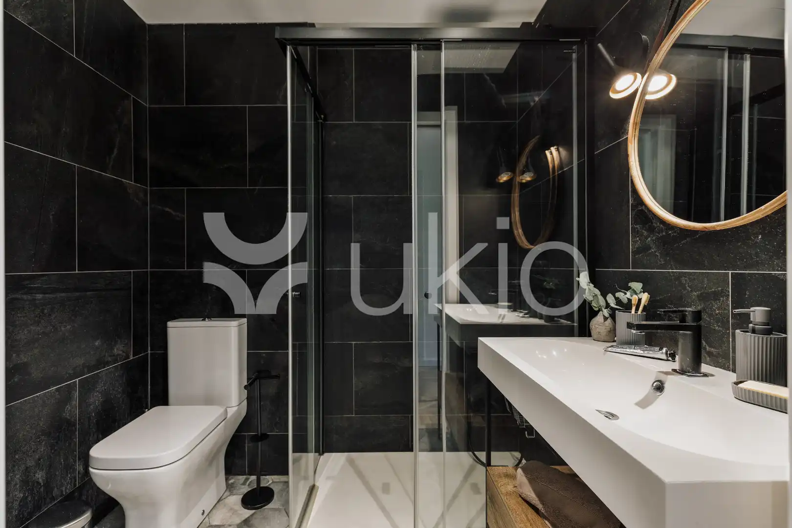 Bathroom of Apartments for rent in Barcelona  with Air Conditioner, Heating and Furnished