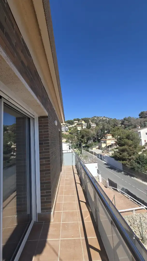 Vista exterior de Casa o xalet en venda en Cubelles amb Aire condicionat, Calefacció i Jardí privat