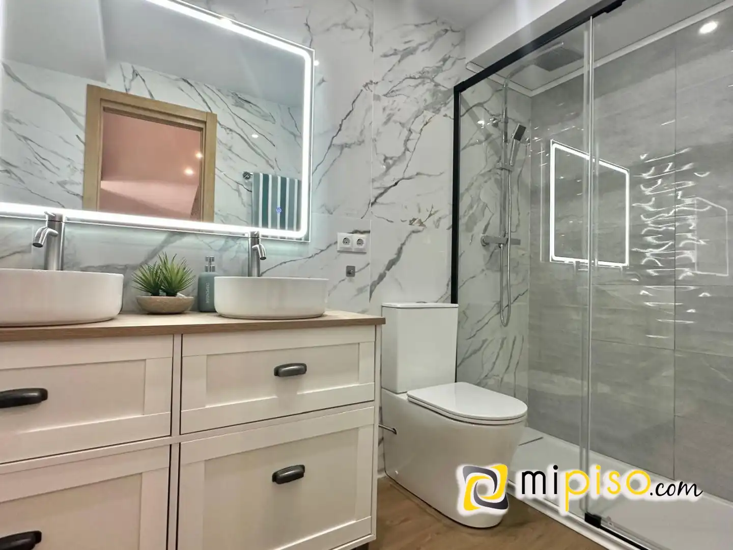 Baño de Piso en venta en Laredo con Calefacción, Amueblado y Balcón