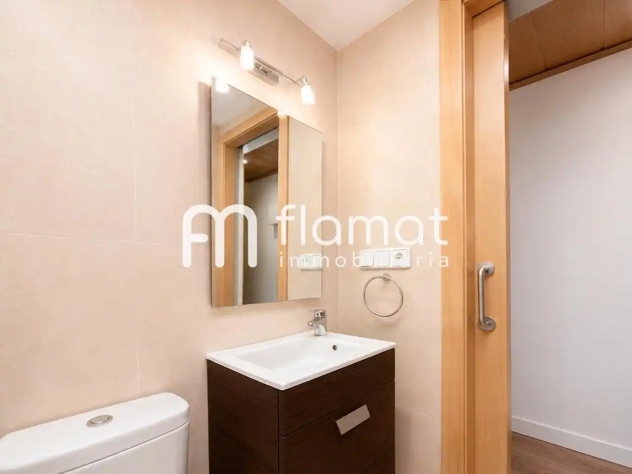 Bathroom of Flat for sale in Barcelona