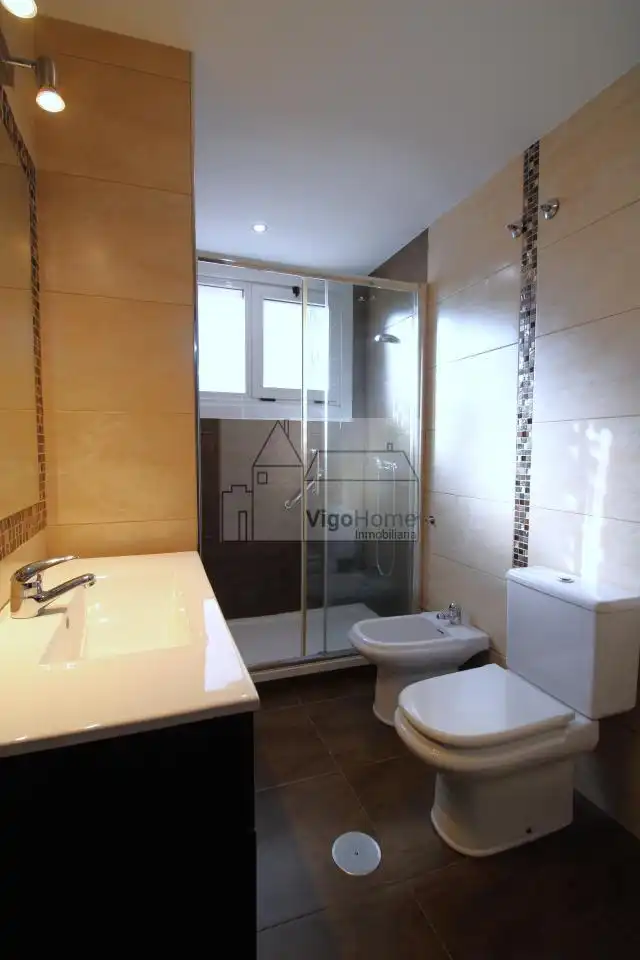 Bathroom of Flat for rent in Vigo   with Heating, Parquet flooring and Storage room