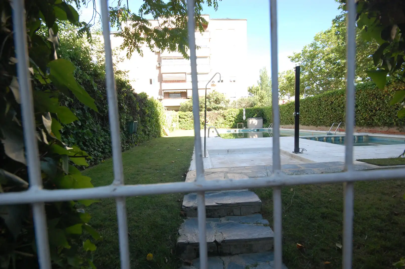 Piscina de Pis de lloguer en Madrid amb Aire condicionat, Calefacció i Moblat