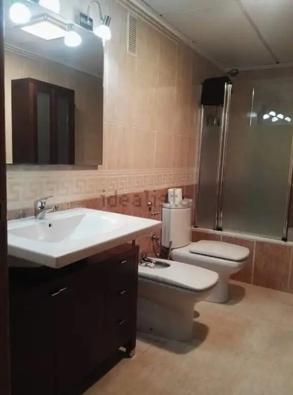 Baño de Piso en venta en Granada con Aire acondicionado, Calefacción y Amueblado