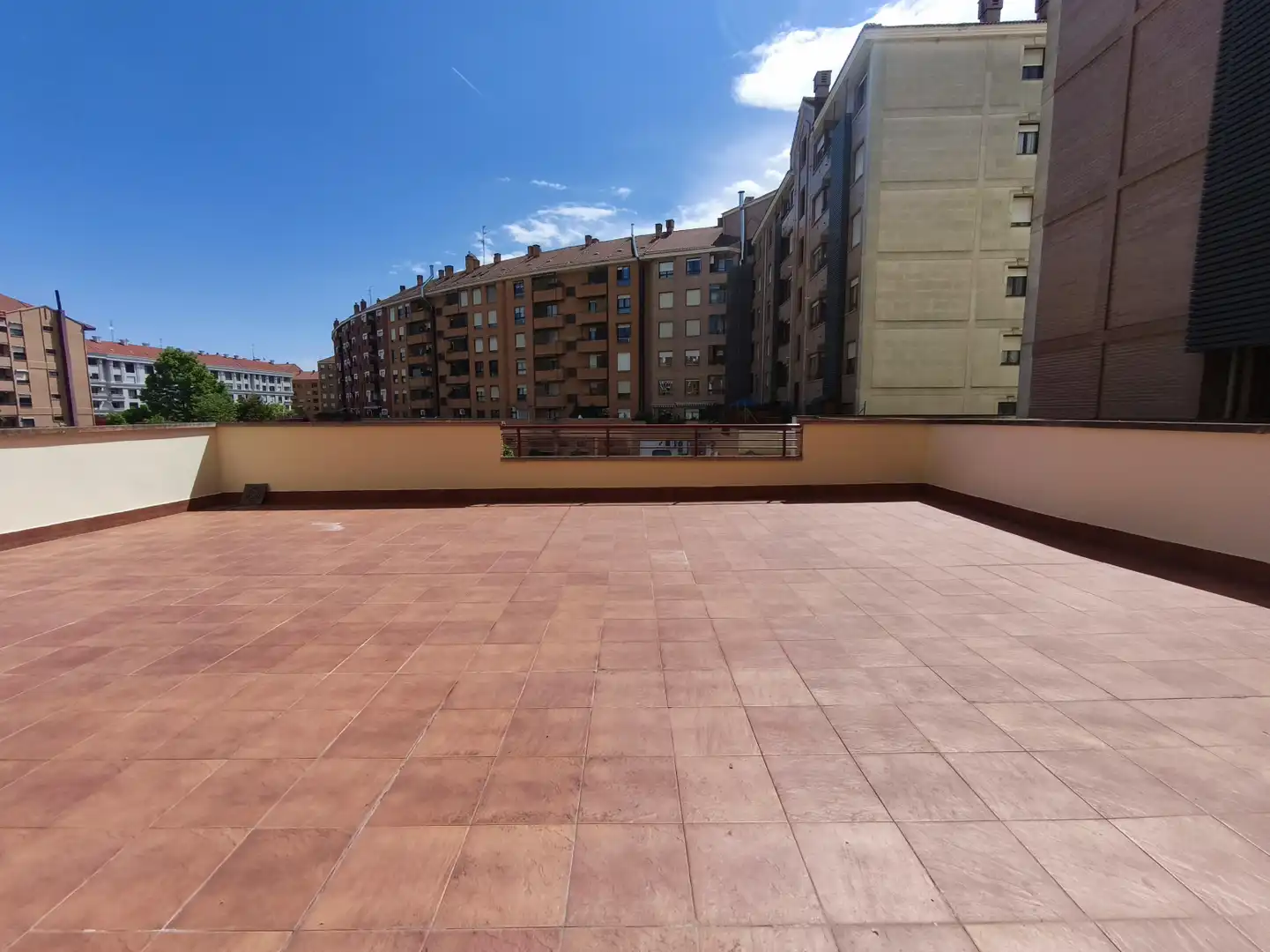 Terrassa de Oficina de lloguer en  Logroño amb Aire condicionat i Calefacció
