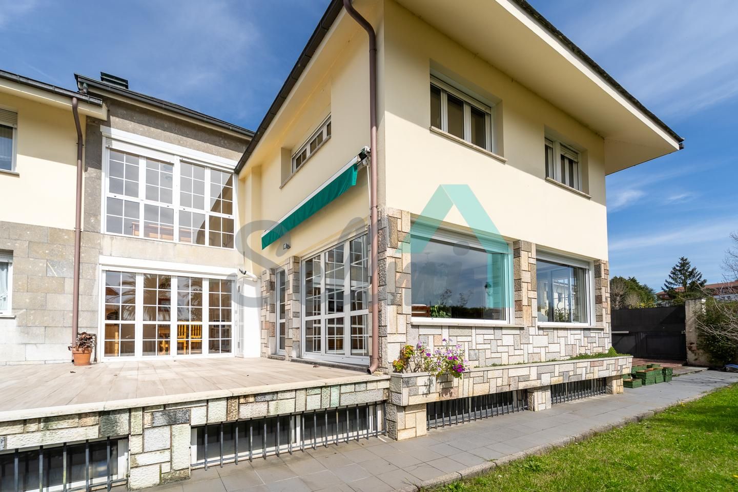 Vista exterior de Casa o xalet de lloguer en Oviedo  amb Calefacció, Jardí privat i Parquet