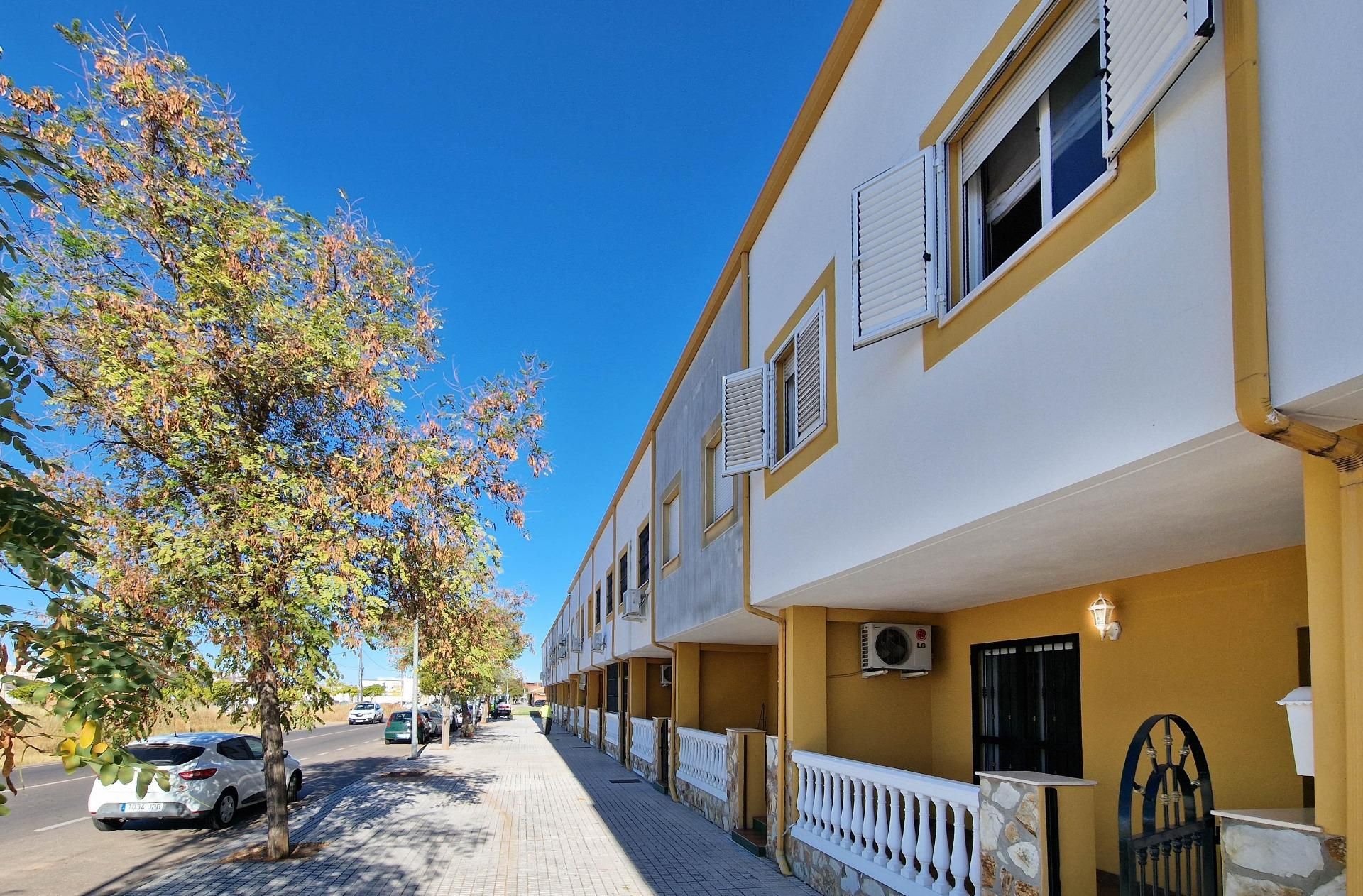 Vista exterior de Casa adosada en venta en Badajoz Capital con Aire acondicionado, Calefacción y Terraza