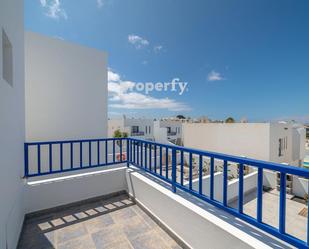 Exterior view of Single-family semi-detached for sale in Yaiza  with Terrace, Swimming Pool and Balcony