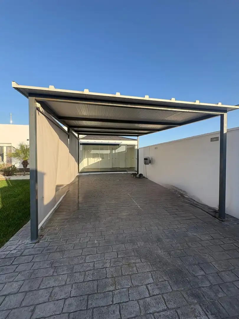 Aparcament de Casa o xalet en venda en Chiclana de la Frontera amb Aire condicionat, Jardí privat i Traster