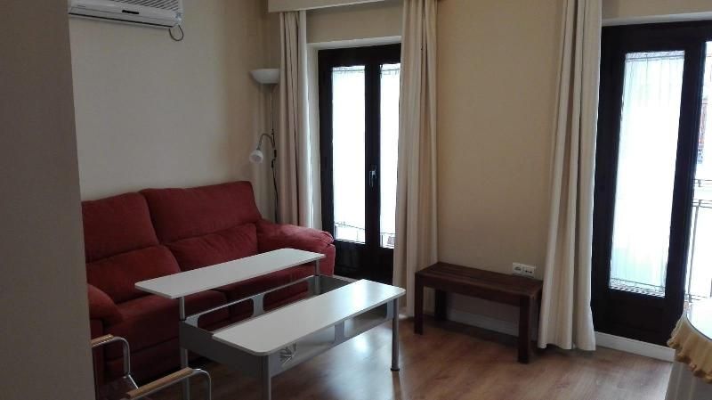 Sala d'estar de Apartament de lloguer en Plasencia amb Aire condicionat, Calefacció i Jardí privat