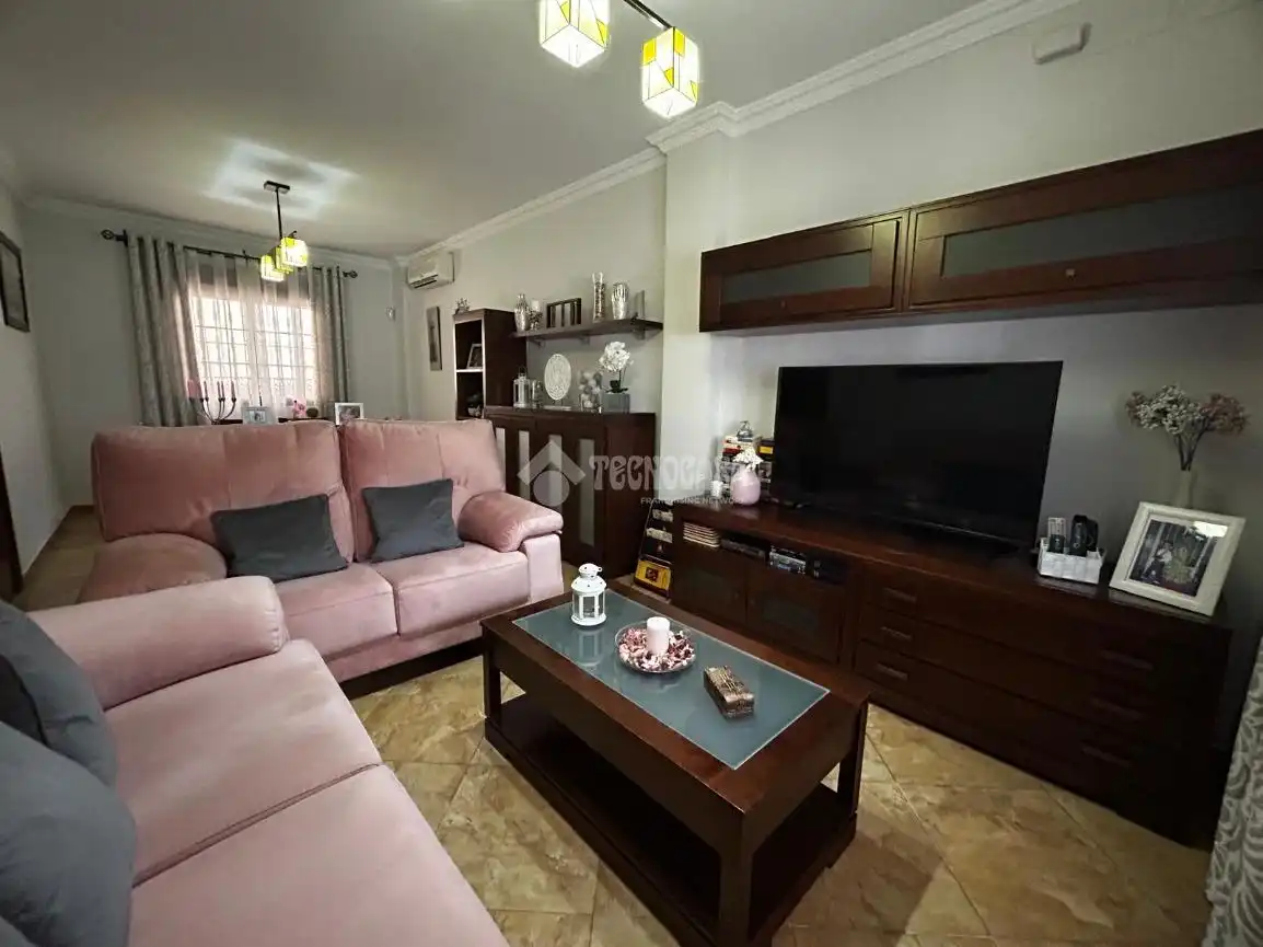 Sala de estar de Casa adosada en venta en Alcalá del Río con Aire acondicionado