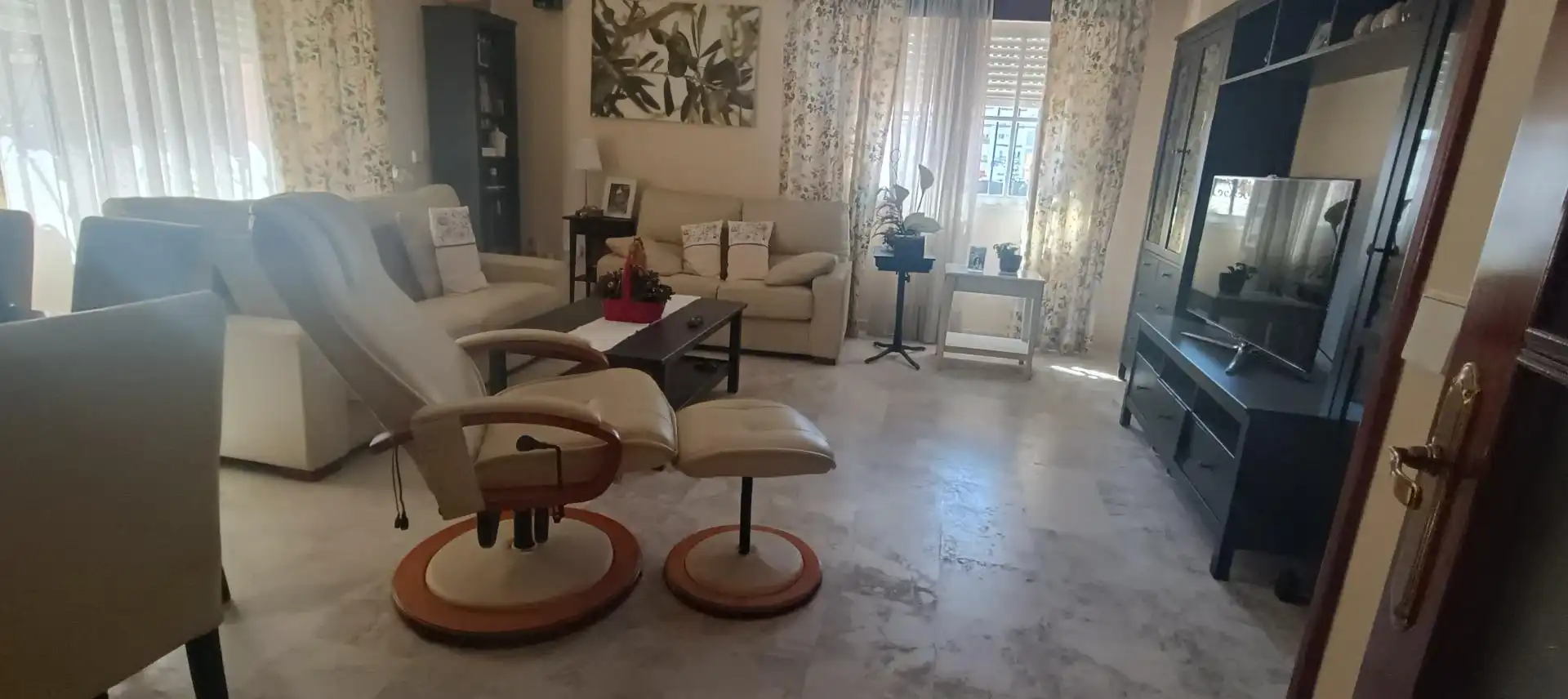 Sala d'estar de Casa adosada en venda en Algeciras amb Aire condicionat, Moblat i Alarma