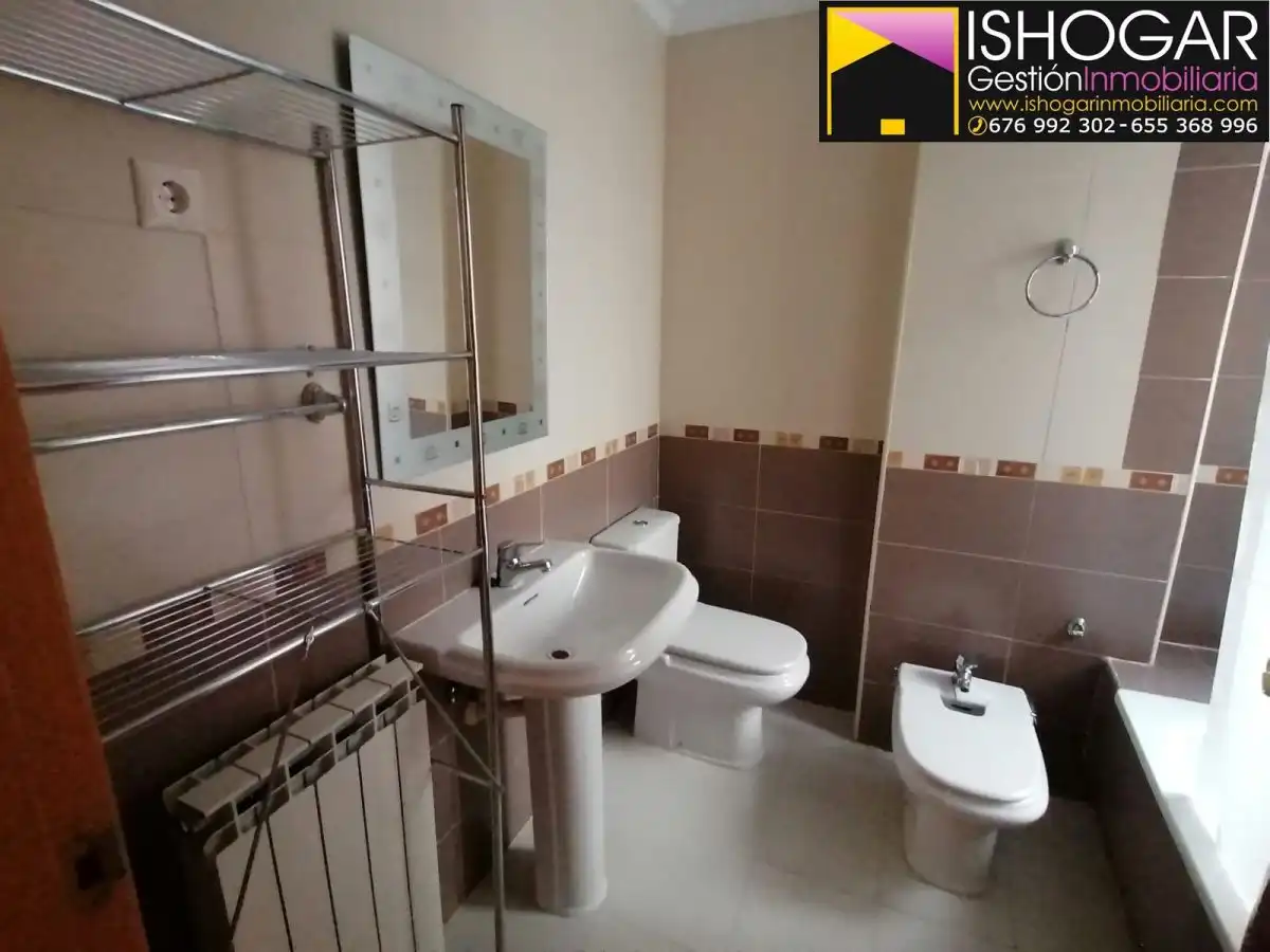 Badezimmer von Wohnung zur Miete in Valdepeñas mit Heizung und Balkon