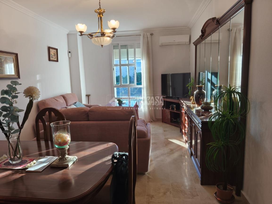 Living room of Flat for sale in  Sevilla Capital  with Storage room