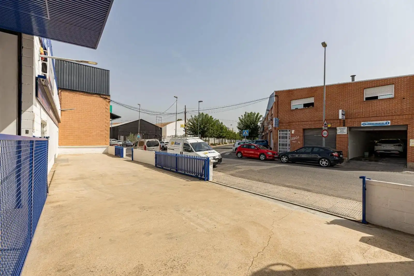 Parkplatz von Fabrikhallen zur Miete in Alicante / Alacant