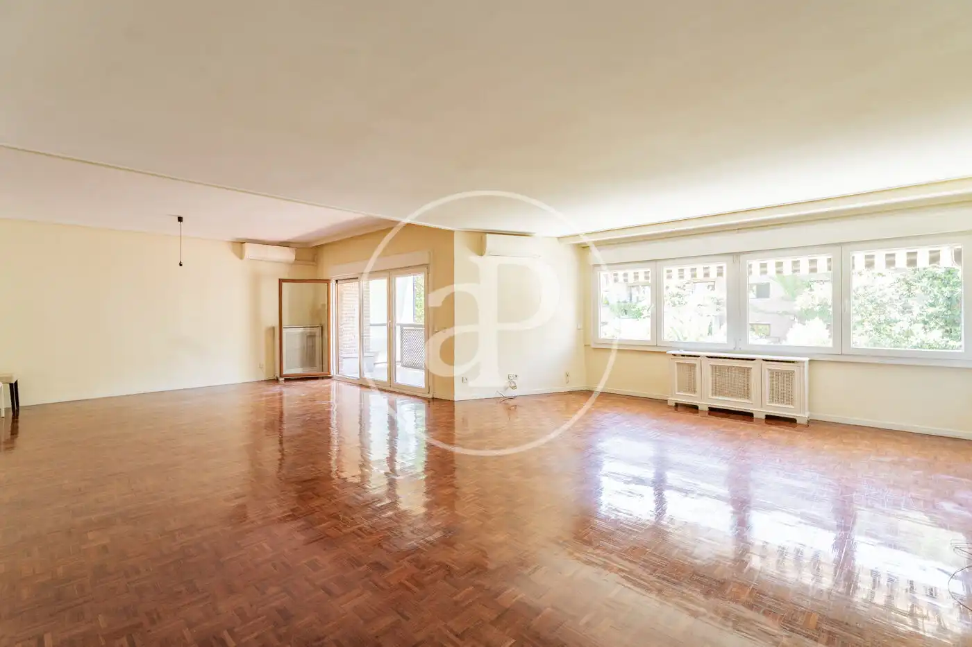 Sala de estar de Piso de alquiler en Madrid con Aire acondicionado, Calefacción y Jardín privado