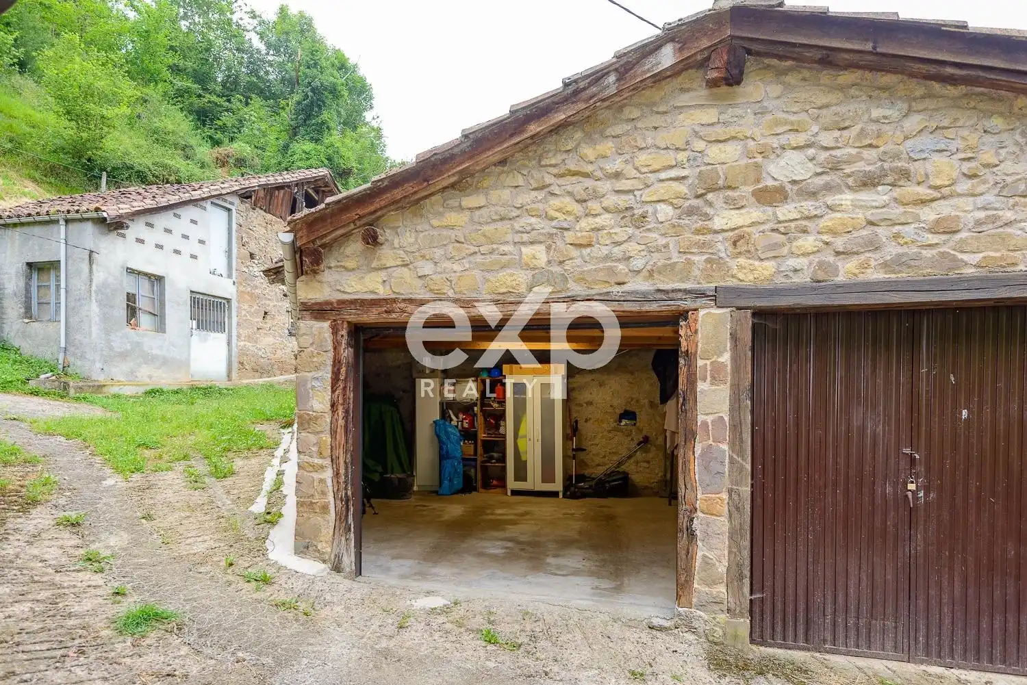 Vista exterior de Casa o xalet en venda en Lena amb Calefacció, Jardí privat i Terrassa