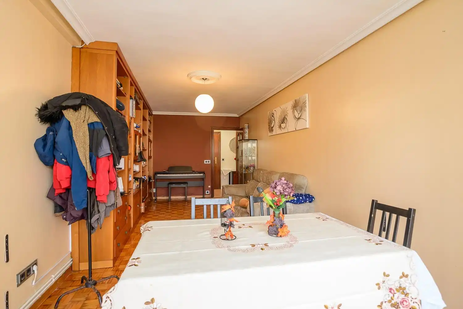 Comedor de Piso en venta en Oviedo  con Calefacción, Terraza y Trastero