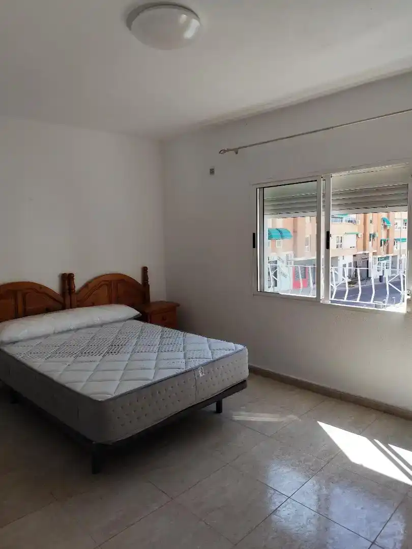 Dormitori de Casa adosada de lloguer en Almería amb Aire condicionat, Rentadora i Microones