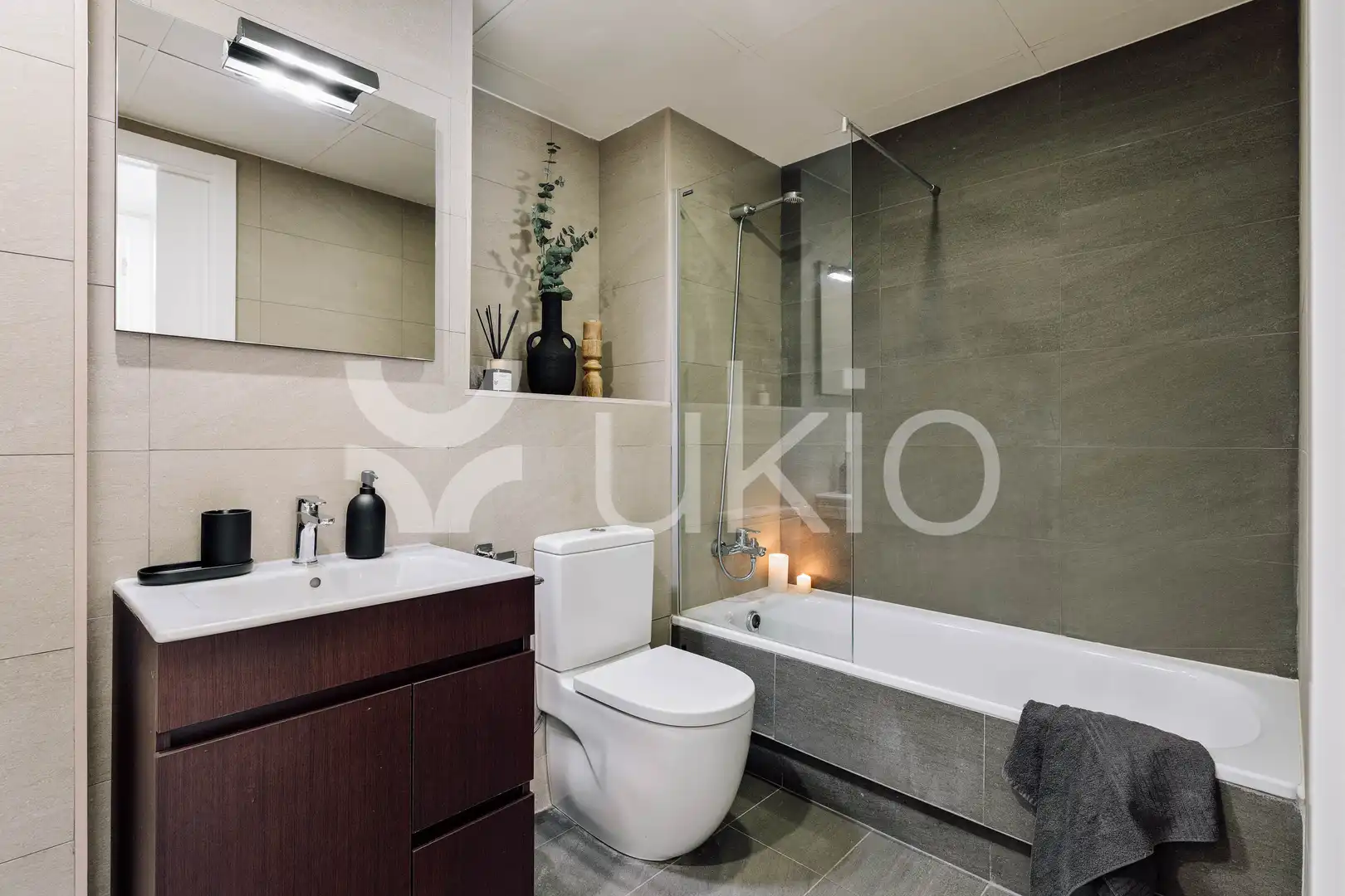 Bathroom of Apartments for rent in Barcelona  with Air Conditioner, Heating and Terrace