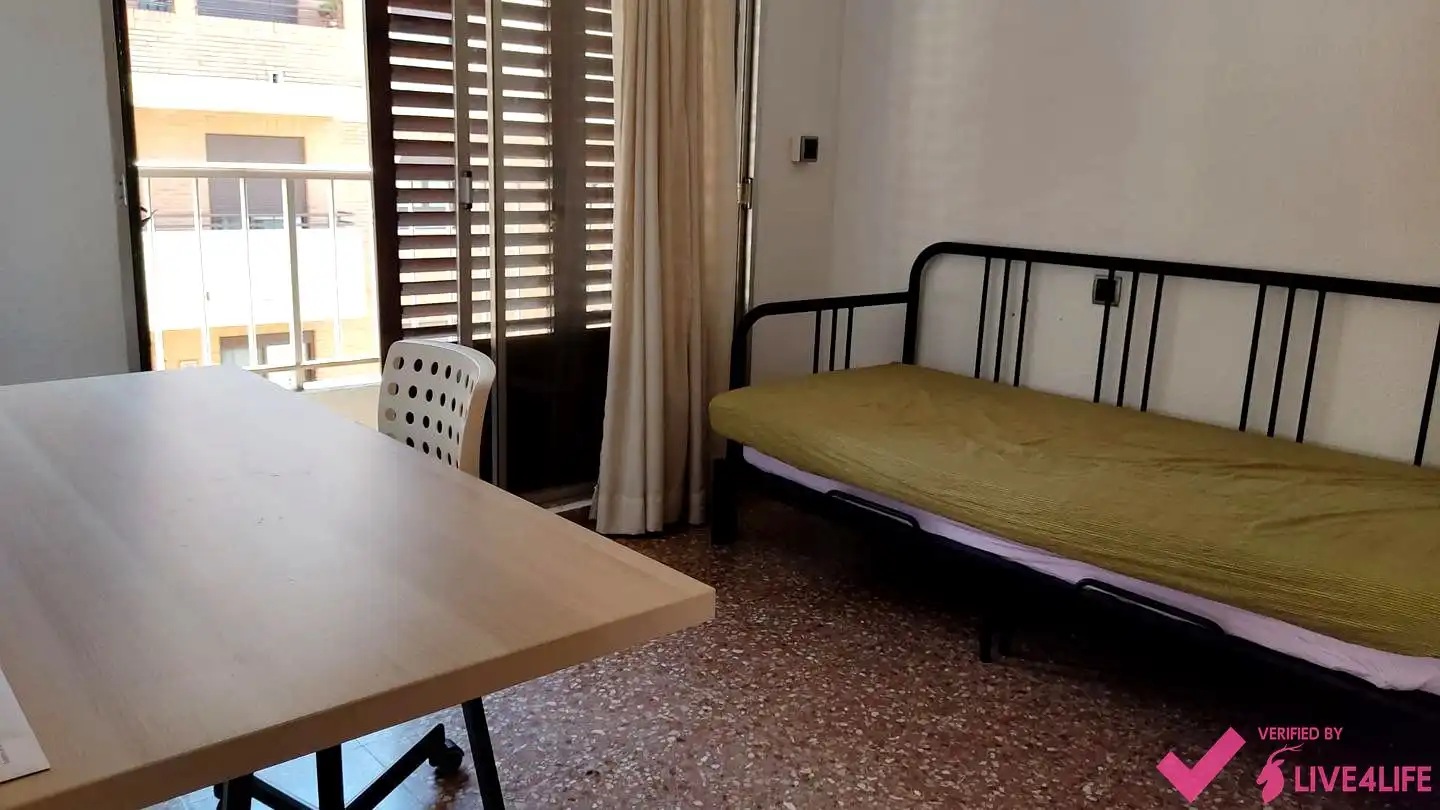 Habitación de Piso de alquiler en Valencia con Aire acondicionado y Amueblado
