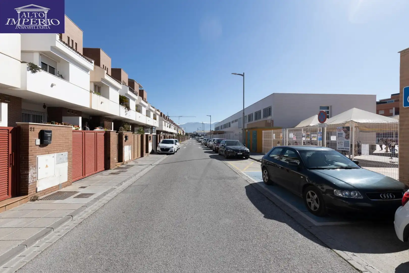 Vista exterior de Casa adosada en venda en Churriana de la Vega amb Calefacció, Terrassa i Balcó