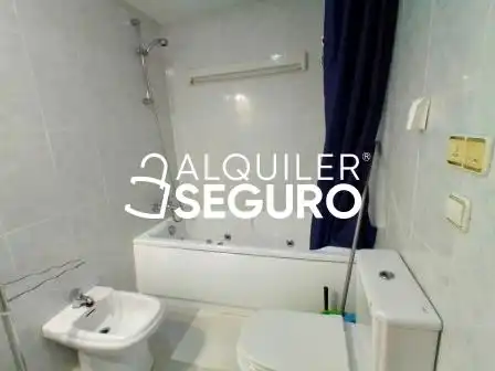 Baño de Piso de alquiler en Oleiros con Calefacción, Trastero y Amueblado