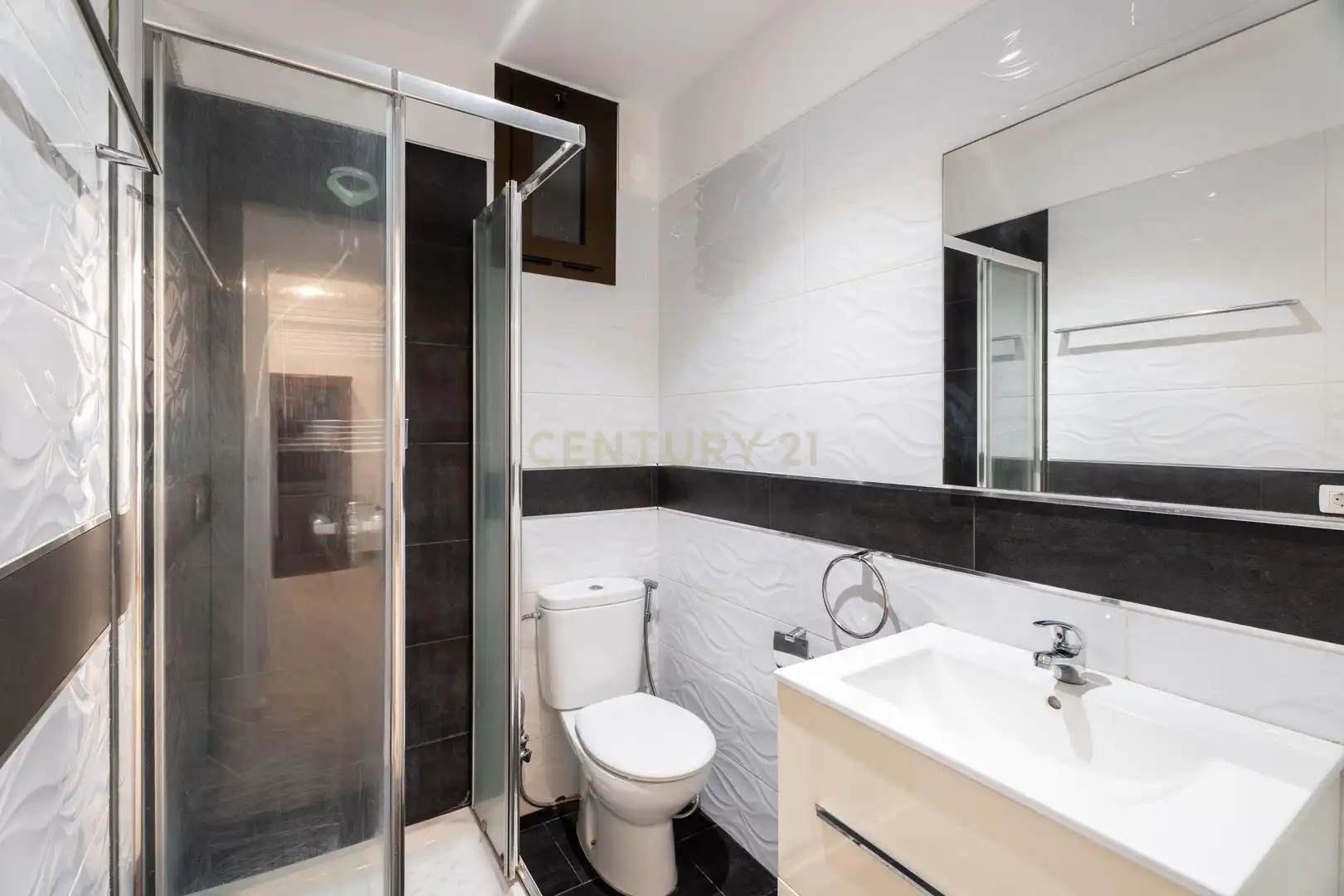 Badezimmer von Wohnungen zum Verkauf in Candelaria