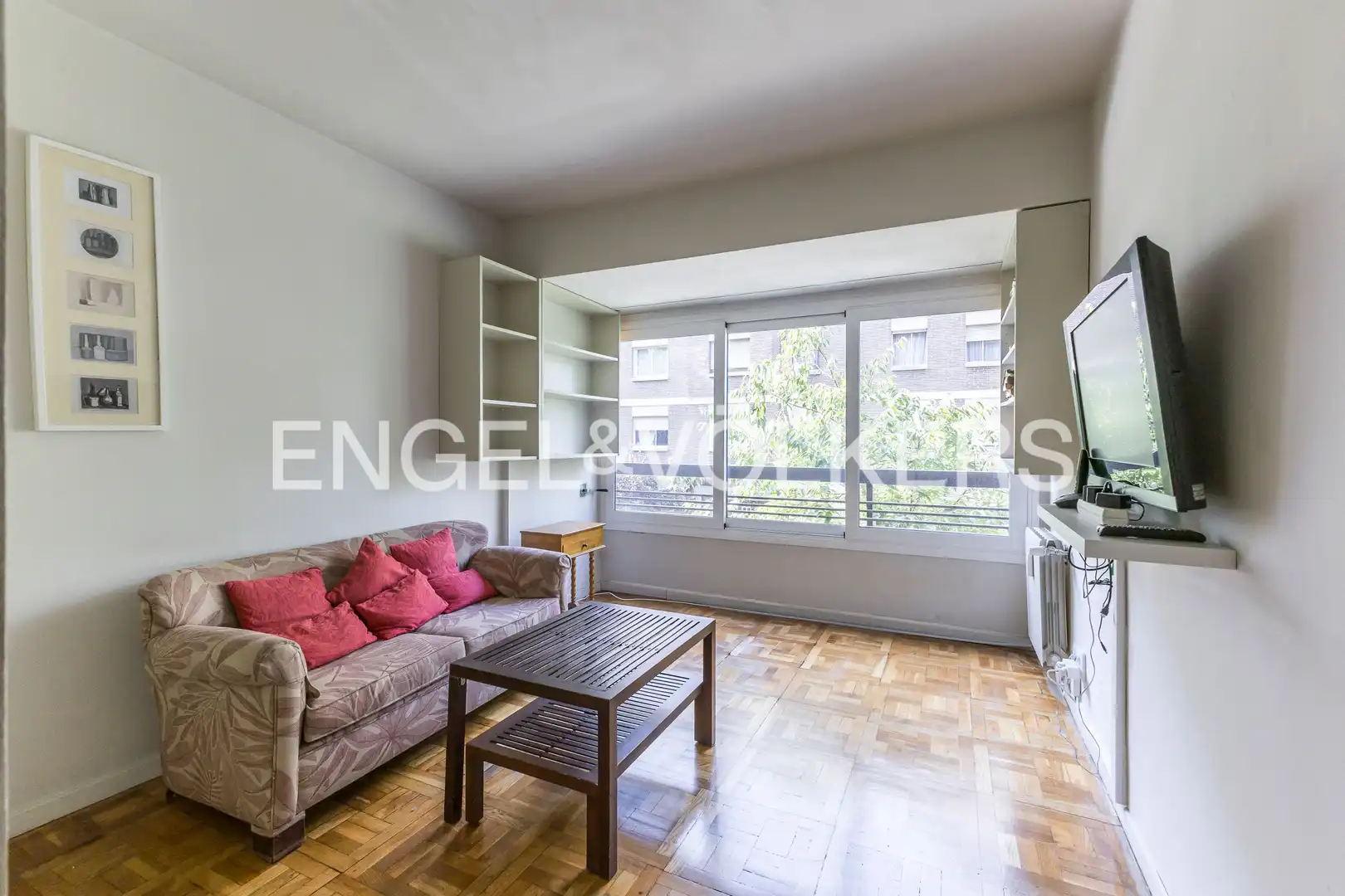 Living room of Flat for sale in Madrid  with Heating, Private garden and Parquet flooring