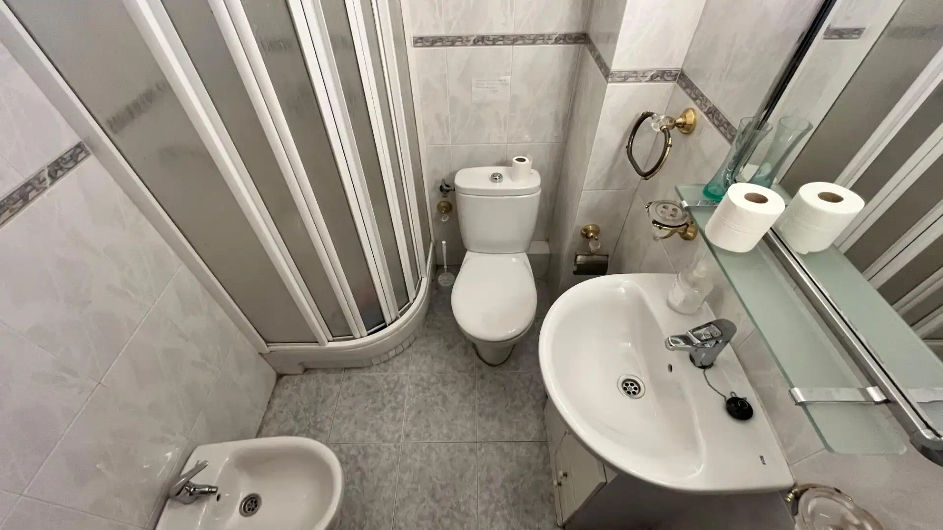 Bany de Pis en venda en Sevilla amb Aire condicionat, Terrassa i Moblat