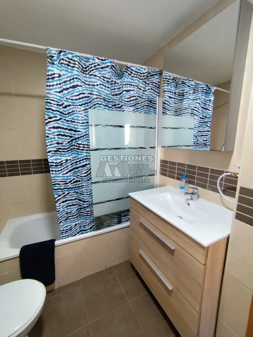 Bathroom of Flat for share in Granada  with Heating, Parquet flooring and Furnished