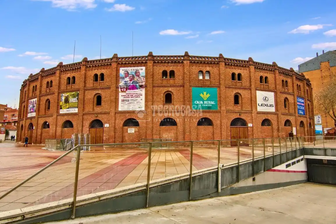 Vista exterior de Edifici en venda en Valladolid